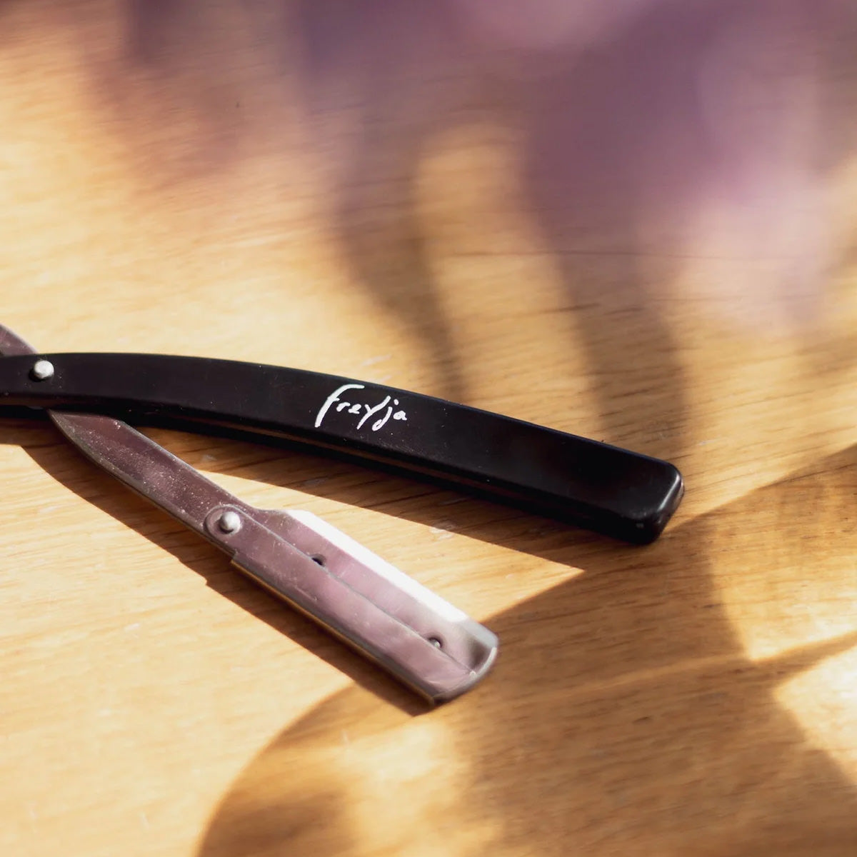 The Freyja Straight Razor